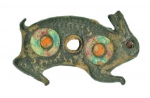 ROMA. Imperio Romano. III-IV d.C. Bronce. Botón-aplique en forma de conejo decorado con dos círculos con pasta vítrea de color rojo, naranja y turques...