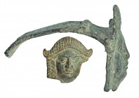 ROMA. Imperio Romano. Fines I d.C. Bronce. Asa curva de lucerna con representación de máscara teatral. Longitud 10,5 cm.