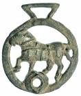 ROMA. Imperio Romano. II-IV d.C. Bronce. Cama de freno izquierdo de caballo. Espacio central con representación de caballo a izquierda. Altura 9,6 cm....