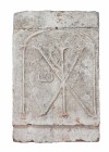 PERÍODO PALEOCRISTIANO. Terracota. IV-V d.C. Ladrillo paleocristiano, con forma poligonal y rebajes en sus laterales, con representación de crismón ba...
