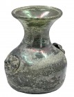 ÁRABE-BIZANTINO. V-VIII d.C. Vidrio verde. Botella con falsas asas circulares. Presenta irisaciones y numerosas burbujas.