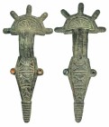 VISIGODO. 525-560 d.C. Bronce. Lote de 2 fíbulas de puente, de una sola pieza. Cabeza semicircular con cinco apéndices distales y pie largo, triangula...