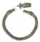 HISPANO ÁRABE. Califato. X. Plata. Pulsera de hilo con remates serpentiformes. Diámetro interior 6,1 cm.