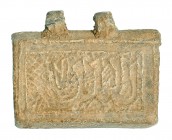 HISPANO ÁRABE. Período nazarí. XV. Plomo. Estuche rectangular con apertura en el lado menor izq. y dos anillas. Inscripción en nasjí: la gloria es de ...