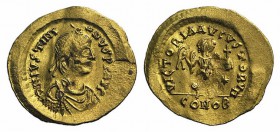 Justinian I (527-565). AV Tremissis (16.5mm, 1.46g, 6h). Constantinople. Diademed, draped and cuirassed bust r. R/ Victory advancing r., head l., hold...