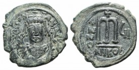 Tiberius II (578-582). Æ 40 Nummi (31mm, 13.10g, 7h). Nicomedia, year 7 (580/1). Crowned facing bust, wearing consular robes, holding mappa and eagle-...