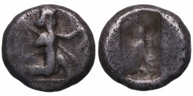 Circa 485-420 aC. Imperio Aqueménida. De Darios a Jerjes. Sardes. Carradice Tipo IIIb. Ag. Rey persa o héroe en posición arrodillada/corriendo hacia l...
