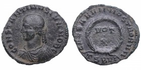 316-340 dC. Constantino II. Tesalónica. Follis. RIC 128. Ae.  CONSTANTINUS IUN NOB C laureado, rapeado, busto con encaje a la izquierda / VOT · X en t...