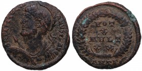 361-363 dC. Julián II. Antioquía. AE Nummus. RIC 219. Ae. D N FL CL IVLIANVS P F AVG, busto con diadema de perlas, con casco y coraza a izquierda, sos...