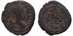 582-602 dC (Año 7º de reinado). Mauricio Tiberio. Constantinopla. 1/2 Follis. Ae. 5,80 g. Busto consular diademado, cara de Mauricio Tiberio sostenien...