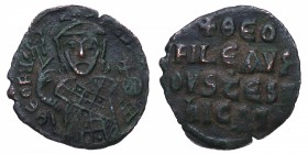 829-842 dC. Teófilo (829-842 dC). Constantinopla. Follis. SB 1668. Ae. 1,92 g. Lorosbust con Tufa, Kreuzglobus y Labaron v.v. QEOFIL '- bASIL' /+ QEO-...