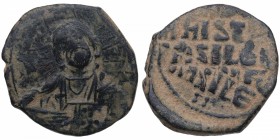 976-1028 dC. Basilio II y Constantino VIII. Constantinopla. Follis. Ae. 10,30 g. + EMMA - NOVHA / IC - XC. Busto de Cristo Antiphonetes de pie delante...
