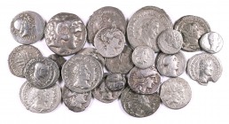 Lote de 24 monedas griegas y romanas, en plata. A examinar. RC/MBC+.