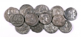 Lote de 13 denarios republicanos. A examinar. BC/MBC.