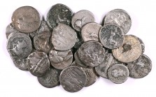 Lote de 25 denarios republicanos, alguno forrado, 3 quinarios y 1 victoriato. Total 29 monedas. A examinar. BC-/MBC.