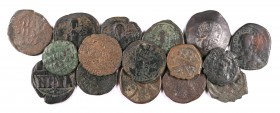 Lote de 16 bronces bizantinos. A examinar. BC/MBC.