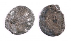 Lote de 1 denario de Iltirtasalirban y 1 dracma de Emporiton. Ambas con cospel faltado y oxidaciones. MC/BC-.