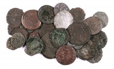 Lote variado de 32 monedas: romanas (seis), medievales (dos), Austrias (veintidós) y Borbones (dos). Todas de cobre y de pequeño tamaño. A examinar. B...
