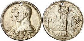 1929. Alfonso XIII. Barcelona. Exposición Universall. (Cru.Medalles 1260). 73,38 g. Ø50 mm. Plata dorada. Firmada: E. Ausió y A. Parera. Golpes y perf...