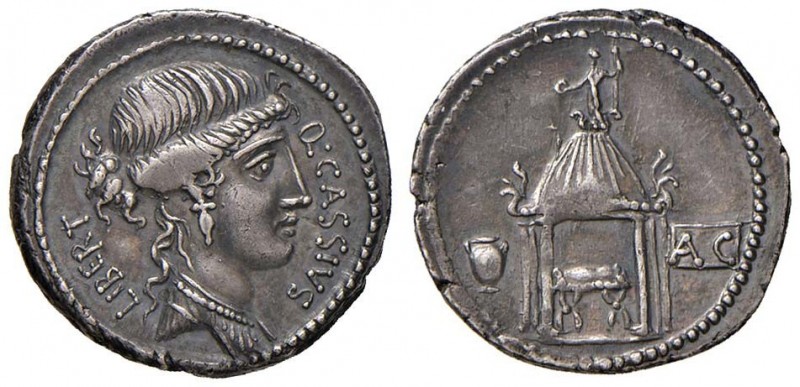 Cassia – Q. Cassius Longinus - Denario (55 a.C.) Testa della Libertà a d. – R/ T...