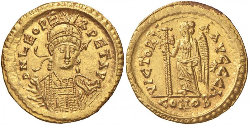 Leone (457-474) Solido (Costantinopoli) Busto elmato di fronte con lancia e scud...