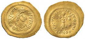 Giustino I (565-578) Tremisse (Costantinopoli) Busto a d. - R/ La Vittoria andante a d. – Sear 353 AU (g 1,49) Graffi al D/ e ondulazioni del tondello...