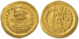 OSTROGOTI Monetazione a nome di Anastasio - Solido (Ravenna) – Busto elmato di fronte – R/ La Vittoria stante a s., alla fine della leggenda, il monog...
