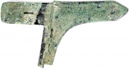 CHINA und Südostasien, China, Chou-Dynastie 1122-255 v. Chr.
Bronze-Axt, sogenanntes "Ge" (= Hellebarde) des Staates Yue um 475/220 v. Chr. 162 X 88 X...