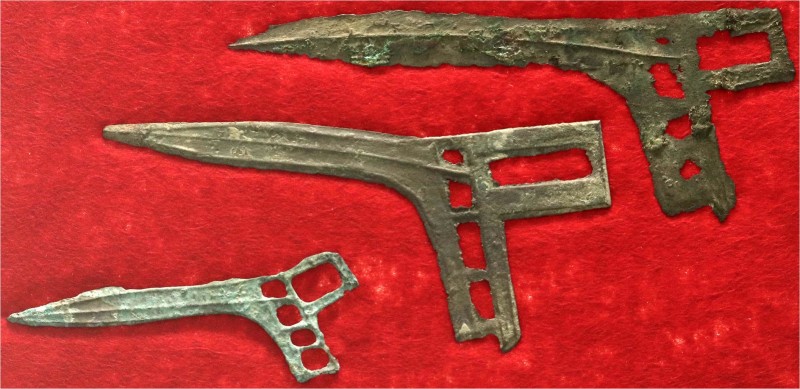 CHINA und Südostasien, China, Chou-Dynastie 1122-255 v. Chr.
3 X Bronze-"Halberd...
