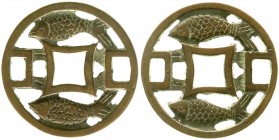 CHINA und Südostasien, China, Amulette
Bronze-Rundamulett "open work", 19. Jh. 2 Fische. 47 mm. SCCC 41 var. sehr schön Exemplar zeno.ru 192708.