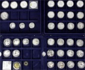 CHINA und Südostasien, China, Lots der Volksrepublik China
2 Schatullen mit 39 Silbermünzen aus 1986 bis 2008. Zu 3 X 3, 30 X 5 und 5 X 10 Yuan. Persö...