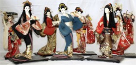 CHINA und Südostasien, Japan, Varia
Konvolut von 7 japanischen "Hina-Ningyo"-Puppen. Moderne Anfertigungen. Solche Puppen werden u.a. beim Hina-Matsur...