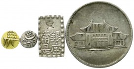 CHINA und Südostasien, Lots Asien allgemein
4 Münzen: Indien Travankur Fanam GOLD und Chuckram Silber, Japan Shu und China Yunnan 20 Cents 1949. meist...