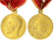 Ausländische Goldmünzen und -medaillen, Russland, Nikolaus II., 1894-1917
Tragbare Goldmedaille am Band o.J. (1894) von Vasyutinsky. Für Eifer. 28 mm,...