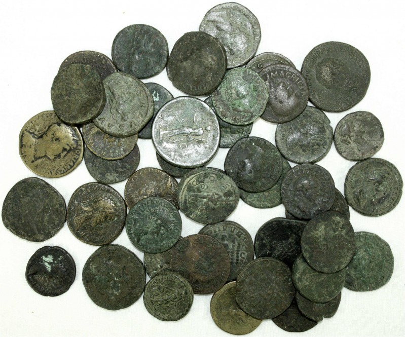 Lots antiker Münzen, Römer, Kaiserzeit
Sammlung von 44 Bronzemünzen 1. bis 3. Jh...