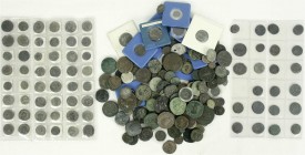 Lots antiker Münzen, Allgemein
Schachtel mit ca. 260 Münzen. Griechen, Römer, Provinzialen, Byzanz. U.a. AE Hemidrachme der Ptolemäer, AE Drachme Hadr...