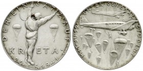 Medaillen, Münchner Medailleure, Karl Goetz
Silbermedaille 1941. Der Einsatz auf Kreta. 36 mm; 19,43 g. vorzüglich/Stempelglanz, mattiert, schöne Pati...