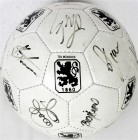 Medaillen, Sport und Reitsport, Fußball
TSV 1860 München / Fußball: Ca. 20 Autogramme unterschiedlicher Fußballspieler auf einem Ball, wahrscheinlich ...