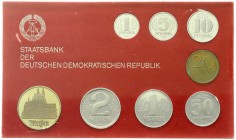 Münzen der Deutschen Demokratischen Republik, Kursmünz- und Gedenksätze
Kursmünzensatz von 1 Pfennig bis 5 Mark 1983. In Hartplastik, Inlett rot mit 5...