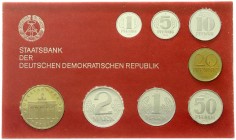 Münzen der Deutschen Demokratischen Republik, Kursmünz- und Gedenksätze
Kursmünzensatz von 1 Pfennig bis 5 Mark 1984 in Hartplastik, Inlett rot. (Orig...