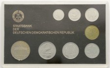 Münzen der Deutschen Demokratischen Republik, Kursmünz- und Gedenksätze
Kursmünzensatz von 1 Pfennig bis 5 Mark 1986 in Hartplastik, Inlett schwarz. (...