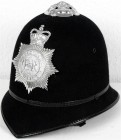 Militaria, Uniformen und Uniformteile
Englischer Polizeihelm der Metropolitan Police, "Bobby"-Helm. Größe 7 1/8. Personalisiert "PC Marsh".