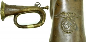 Militaria, Sonstige militär. Gegenstände
Messing-Trompete mit Doppelwindung und Hoheitsadler. Länge 27 cm. stark verbeult