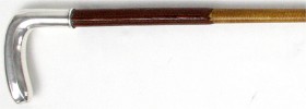 Varia, Silber
Reitgerte aus Leder mit Griff aus Silber 800, Hersteller Gottlieb Kurz, Schwäbisch Gmünd (nach 1895). Länge 91 cm.