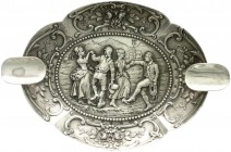 Varia, Silber
Ascher, Silber 800, nach 1884. Tanzpaare auf dem Acker in Alpenlandschaft. 147 X 97 mm; 70,02 g.