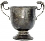Varia, Silber, Großbritannien
Zweihenkliger Pokal, Sterlingsilber, Birmingham 1930. An den Henkelenden Löwenköpfe. Korpus niederländisch graviert "Tar...