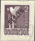 Briefmarken, Deutschland, Berlin
2 M Schwarzaufdruck 1948, sauber gestempelt auf Briefstück, Fotoattest Schlegel BPP >einwandfrei<. Mi. 500,-€. gestem...
