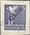 Briefmarken, Deutschland, Berlin
5 M Schwarzaufdruck 1948, sauber gestempelt auf Briefstück, Fotoattest Schlegel BPP >einwandfrei<. Mi. 700,-€. gestem...