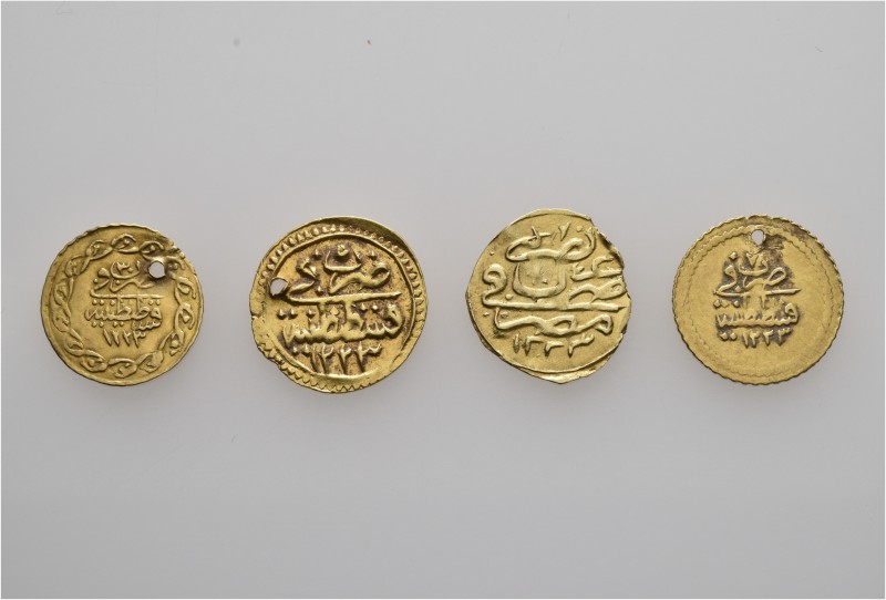 A lot containing 4 gold coins. All: Islamic. Total weight of coins: 2.44 g. Abou...