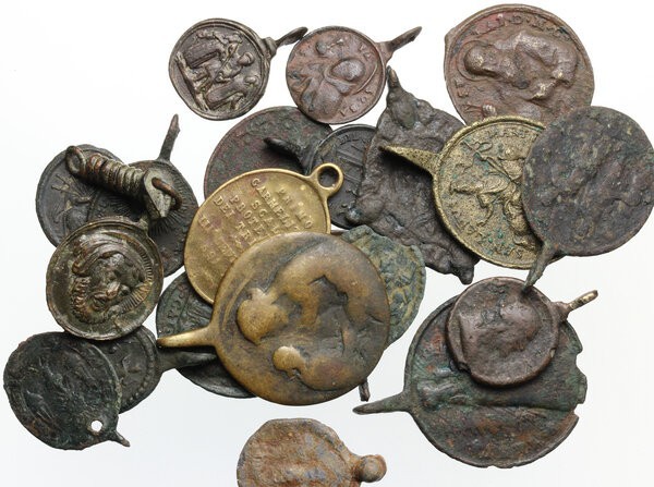 Interessante lotto di ventuno (21) medagliette devozionali di varie epoche. AE. ...